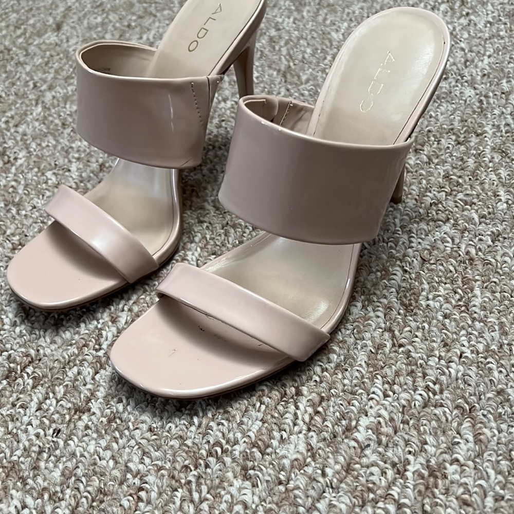 Nude heel